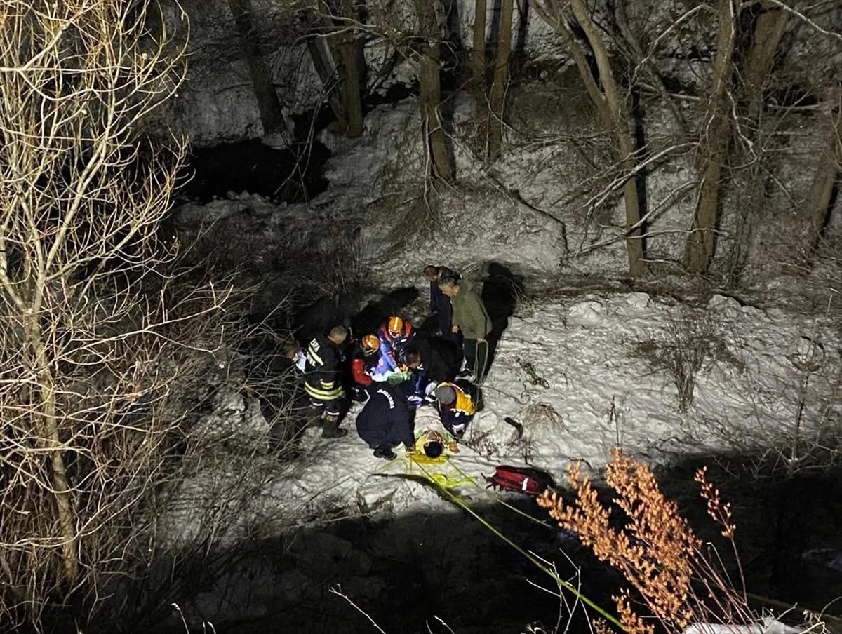 Sivas'ın Zara ilçesinde otomobilin dere yatağına devrilmesi sonucu 2 kişi yaralandı.