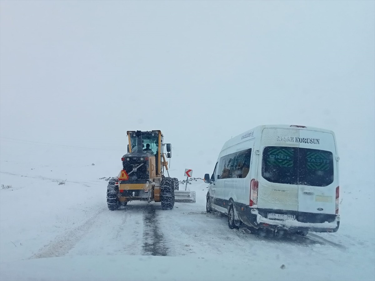 Sivas'ta etkili olan kar ve tipi nedeniyle 374 köy yoluna ulaşım sağlanamıyor. Sivas İl Özel...