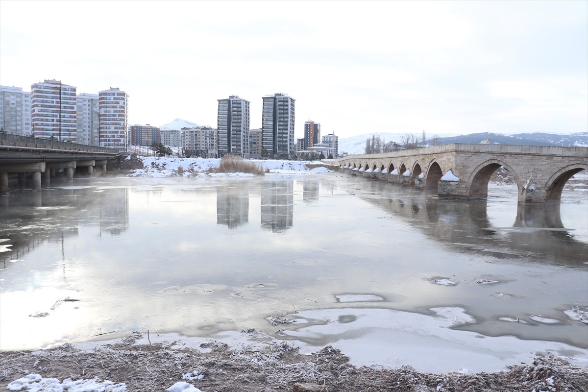 Sivas'ta etkili olan soğuk hava nedeniyle Türkiye'nin en uzun nehri Kızılırmak kısmen buzla...