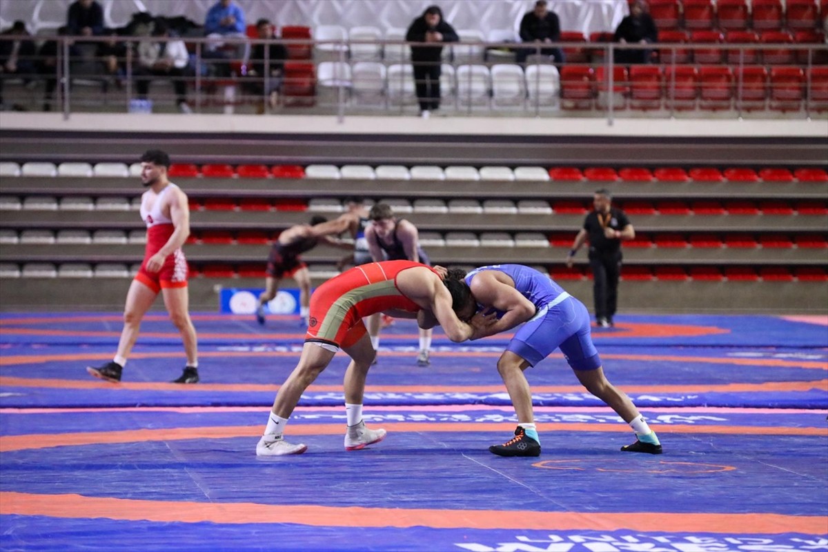 Sivas'ta gerçekleştirilen 23 Yaş Altı Türkiye Güreş Şampiyonası başladı.