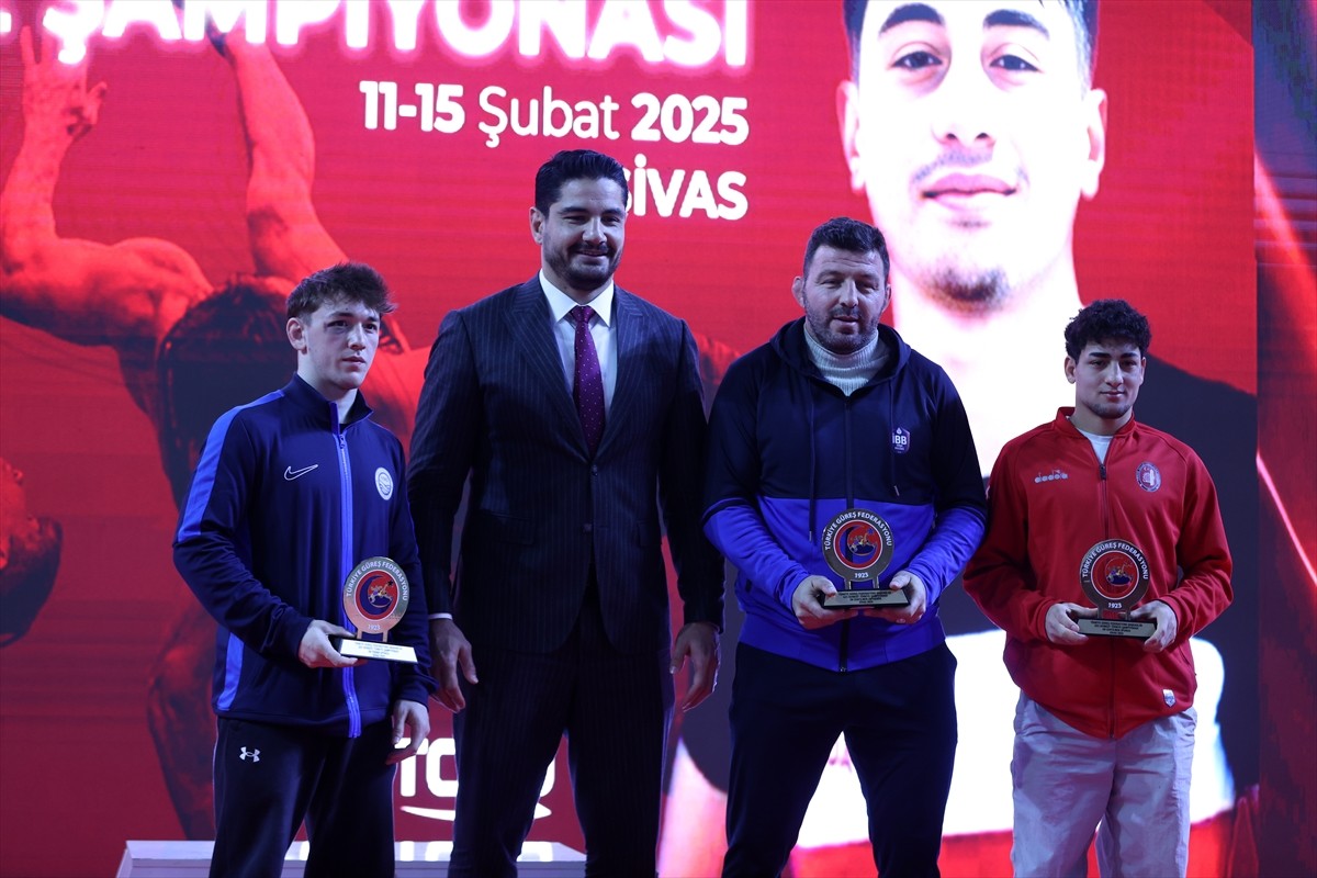Sivas'ta organize edilen 23 Yaş Altı Türkiye Güreş Şampiyonası'nın serbest kategorisi madalya...