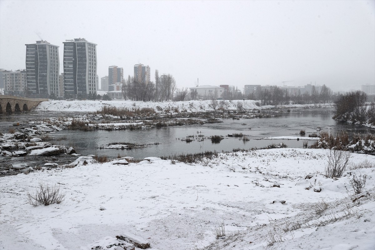 Sivas'ta sabah saatlerinde başlayan kar yağışı etkisini sürdürüyor. Kar yağışının ardından...