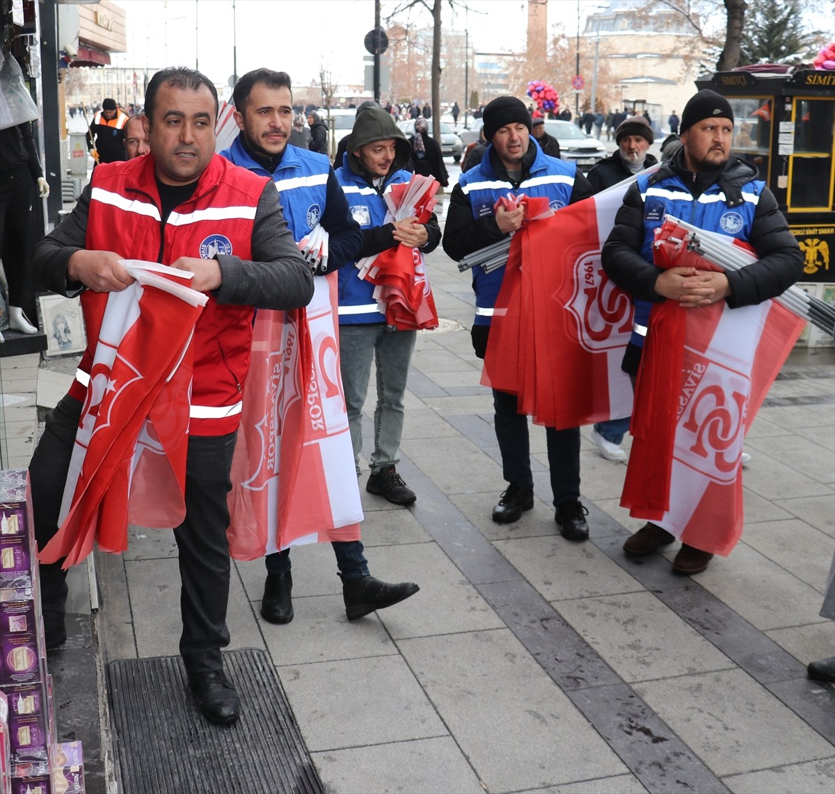 Sivas Belediye Başkanı Adem Uzun (solda), Sevgililer Günü dolayısıyla esnafa Sivasspor bayrağı...