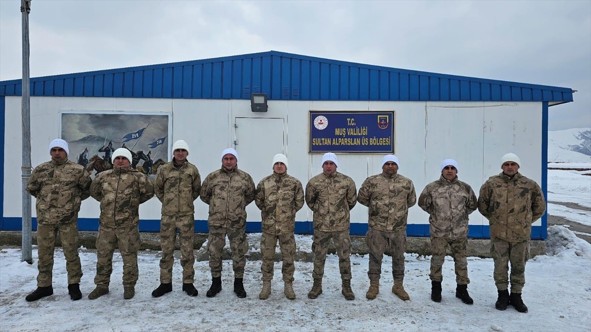 Soğuk bölgelerde görev yapan Mehmetçik için Yalovalı iki kadının ördüğü bereler, Muş'taki...