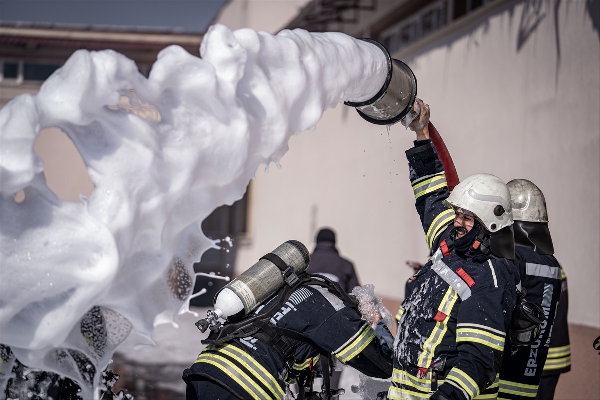Soğuk havaların etkisini sürdürdüğü Erzurum'da yeni göreve başlayacak itfaiye erleri, yangın ve...