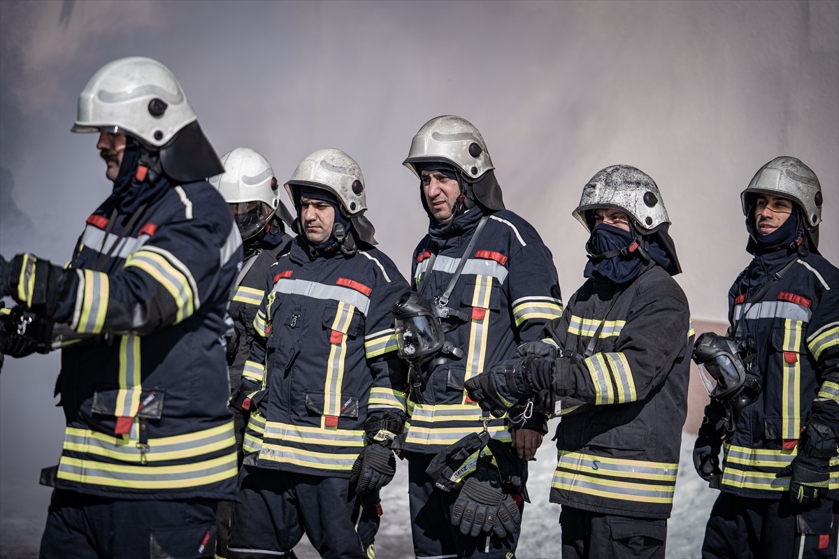 Soğuk havaların etkisini sürdürdüğü Erzurum'da yeni göreve başlayacak itfaiye erleri, yangın ve...