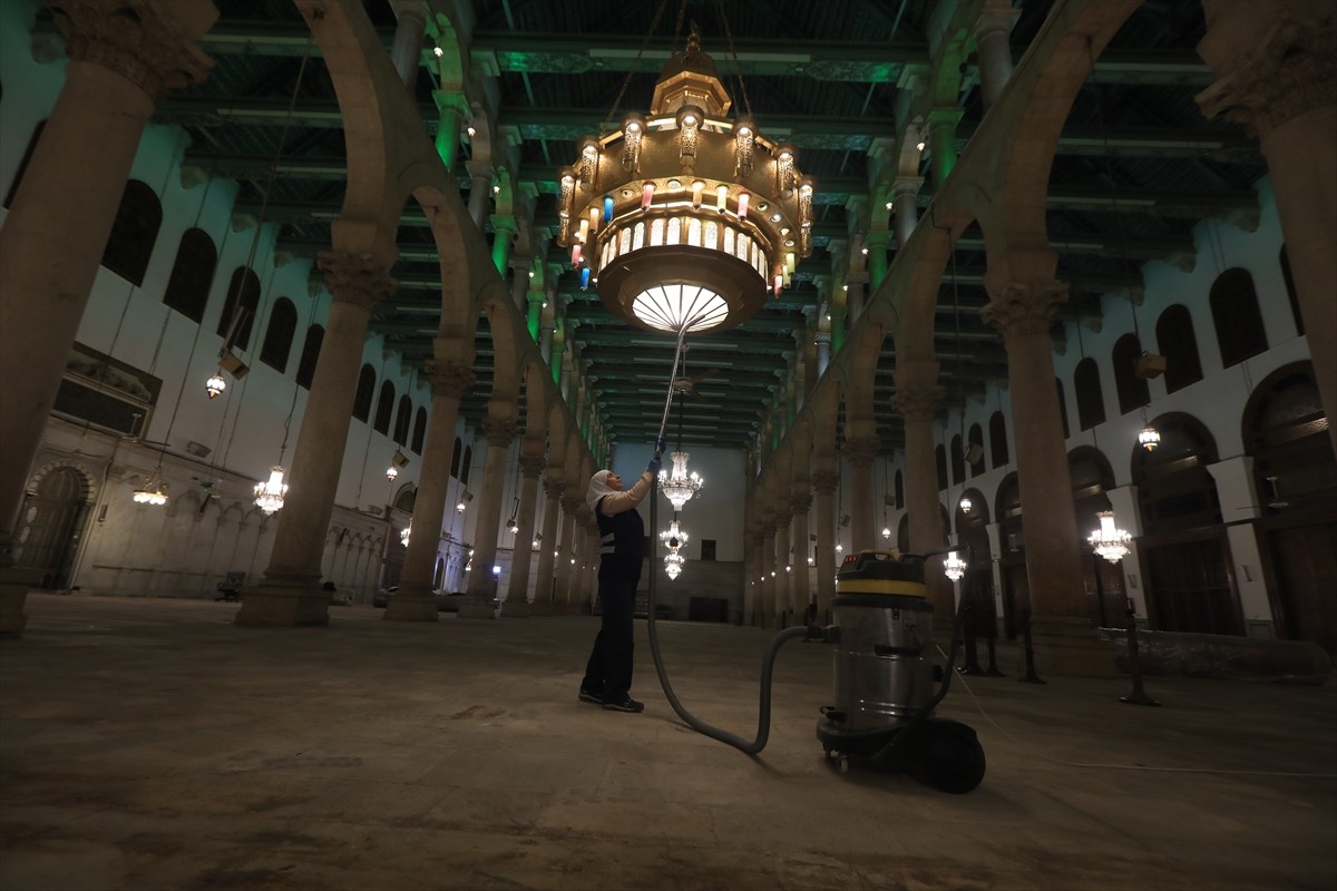 Suriye'nin başkenti Şam'da bulunan tarihi Emevi Camisi'nde, iç mekanda bakım ve onarım çalışmaları...