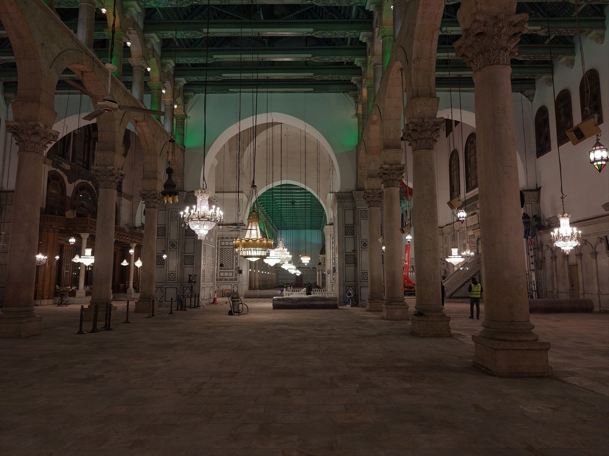 Suriye'nin başkenti Şam'da bulunan tarihi Emevi Camisi'nde, iç mekanda bakım ve onarım çalışmaları...