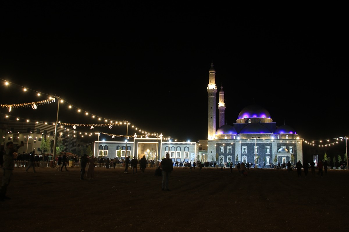 Suriye'nin Humus ilindeki Halid bin Velid'in türbesinin bulunduğu camide, devrik Esed rejiminin...
