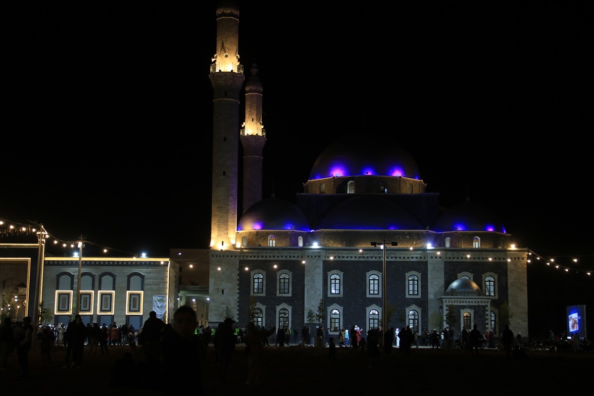 Suriye'nin Humus ilindeki Halid bin Velid'in türbesinin bulunduğu camide, devrik Esed rejiminin...
