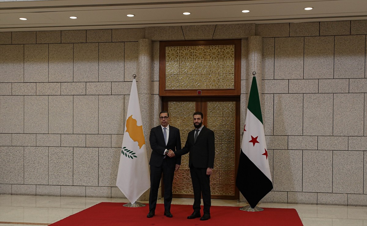 Suriye Cumhurbaşkanı Ahmed Şara (sağda), Güney Kıbrıs Rum Yönetimi (GKRY) Dışişleri Bakanı...