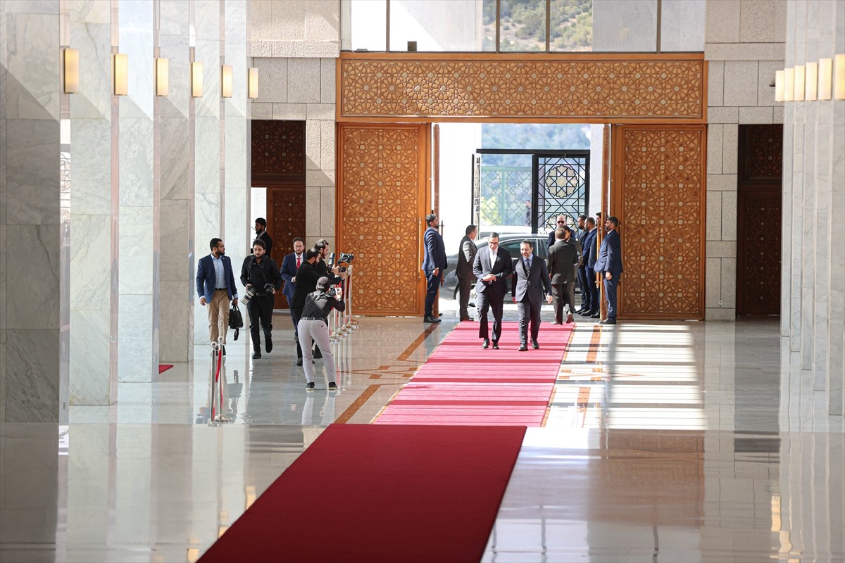 Suriye Cumhurbaşkanı Ahmed Şara (sağda), Güney Kıbrıs Rum Yönetimi (GKRY) Dışişleri Bakanı...