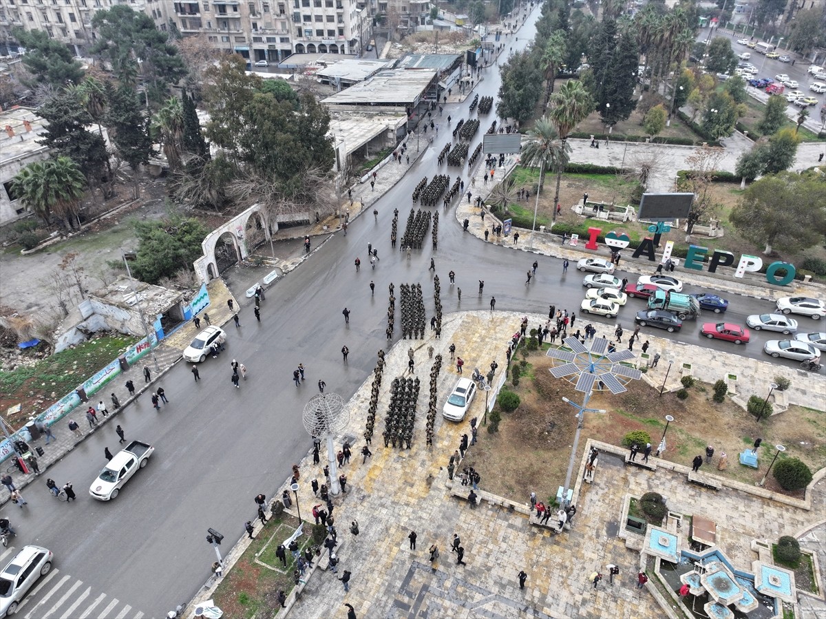 Suriye Savunma Bakanlığı, Halep ilinde askeri eğitimini tamamlayan 300'den fazla asker için...