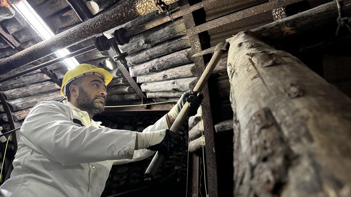 Taş kömürünü çıkarmak için öğrendikleri yöntemi Kahramanmaraş merkezli 6 Şubat 2023'te meydana...