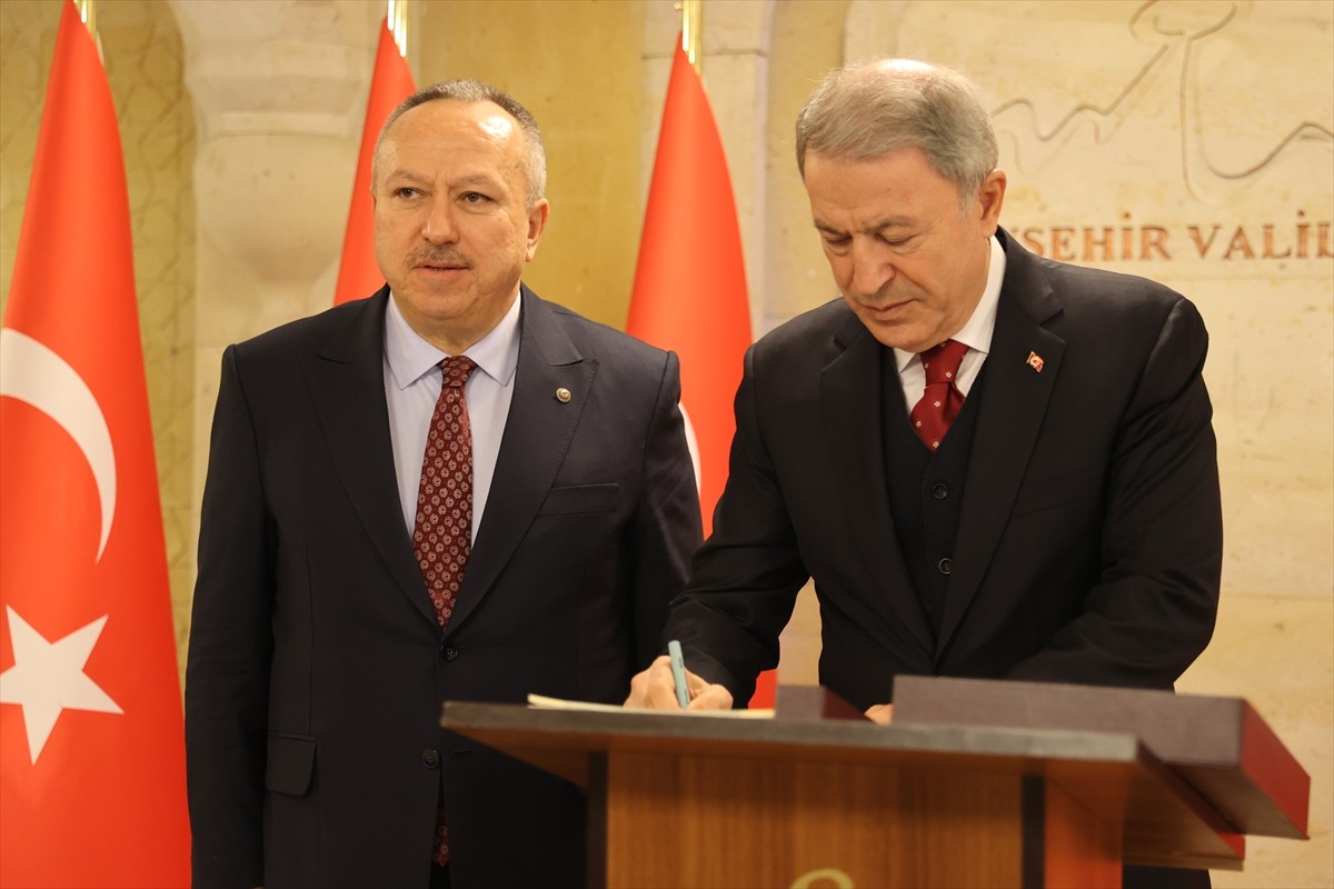 TBMM Milli Savunma Komisyonu Başkanı ve AK Parti Kayseri Milletvekili Hulusi Akar (sağda)...