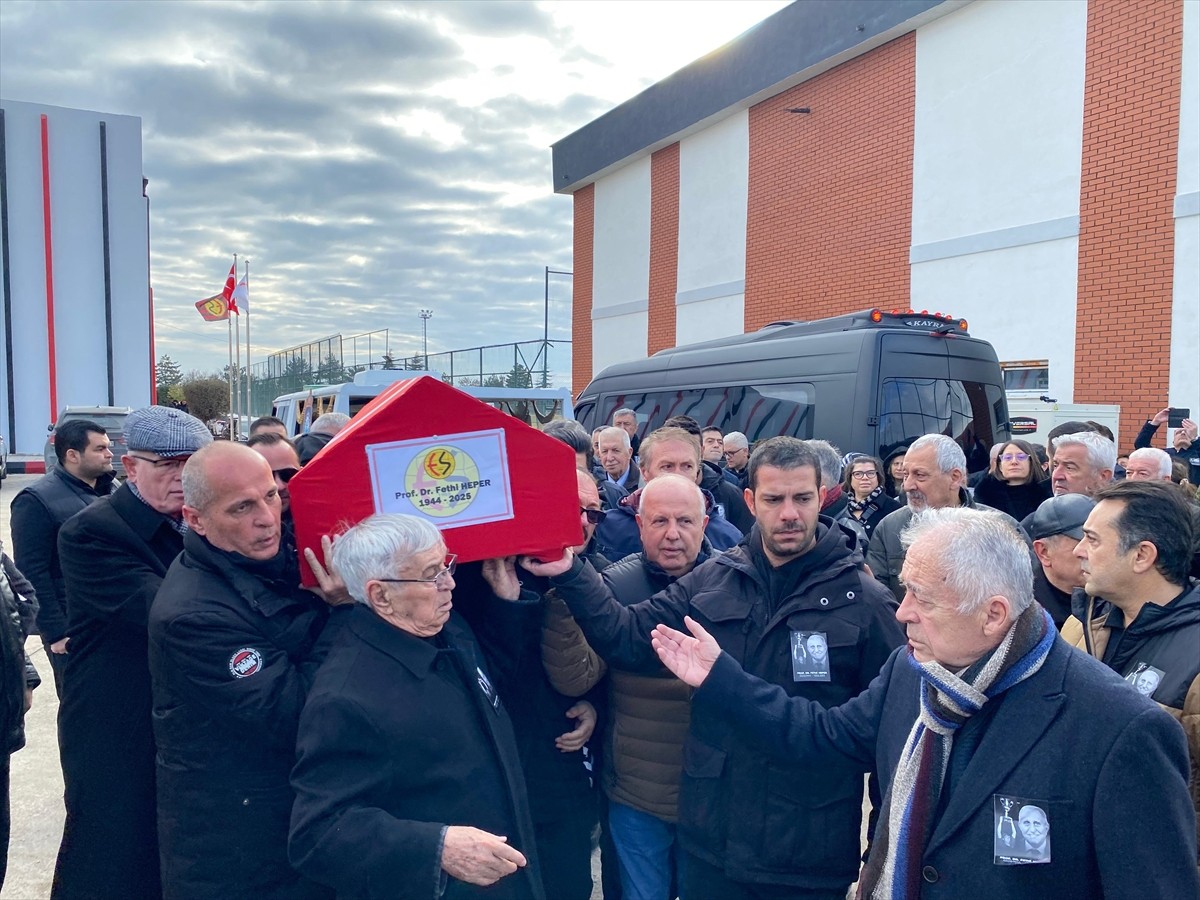 Tedavi gördüğü hastanede hayatını kaybeden Eskişehirspor ve A Milli Futbol Takımı'nın eski...