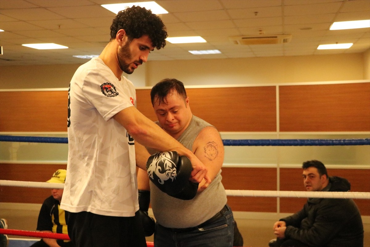 Tekirdağ'da down sendromlu çocukların boks sporuyla tanışması için başlatılan çalışma, onların...