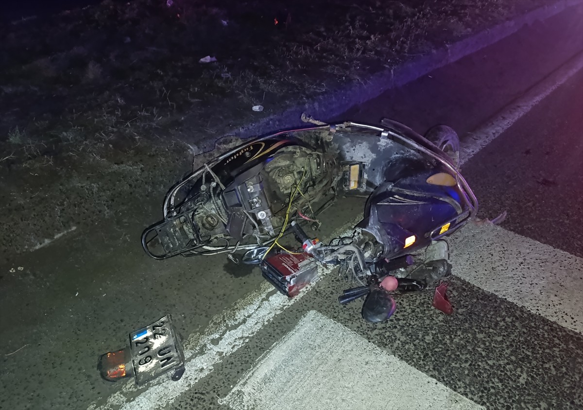 Tekirdağ'ın Çerkezköy ilçesinde önce taksi, ardından hafif ticari aracın çarptığı motosikletin...