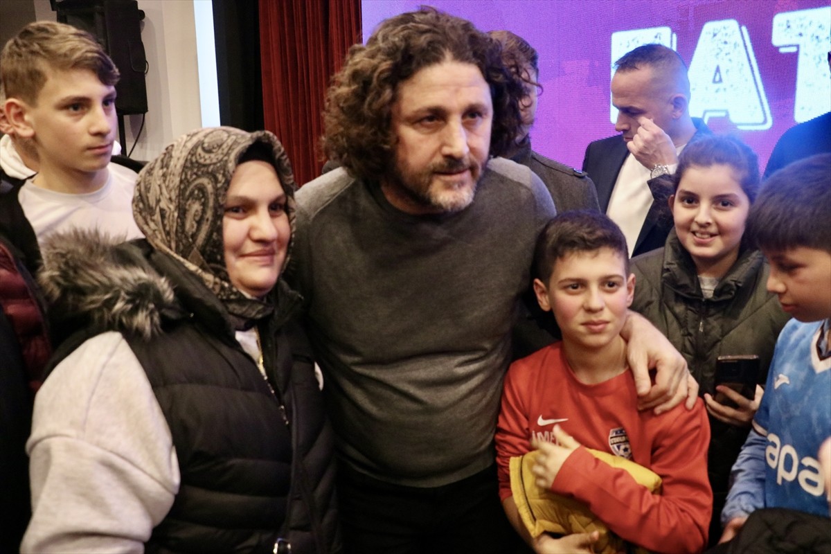 Teknik direktör Fatih Tekke, Akçaabat Belediyesince Erol Günaydın Sanat Merkezi'nde düzenlenen...