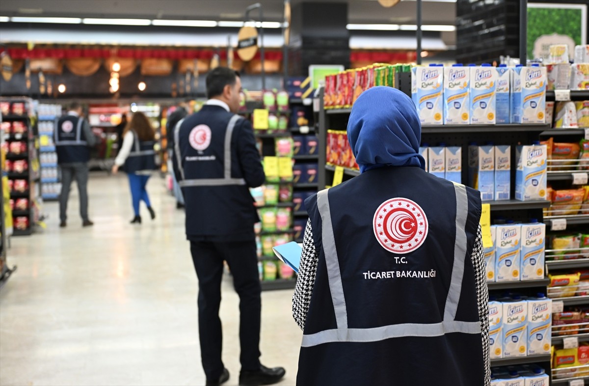Ticaret Bakanlığı ekipleri, ramazan ayı öncesinde fırın, market ve restoranlara yönelik fiyat...