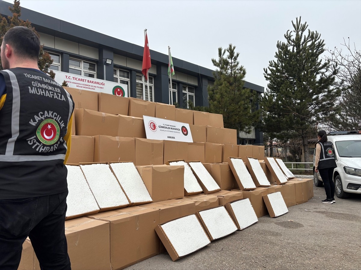 Ticaret Bakanlığı gümrük muhafaza ekipleri, Ankara ve Sakarya'daki operasyonlarda, piyasa değeri...