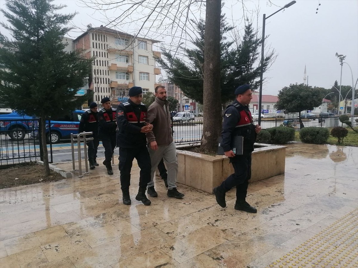 Tokat'ın Erbaa ilçesinde düzenlenen ruhsatsız silah operasyonunda 2 şüpheli gözaltına...