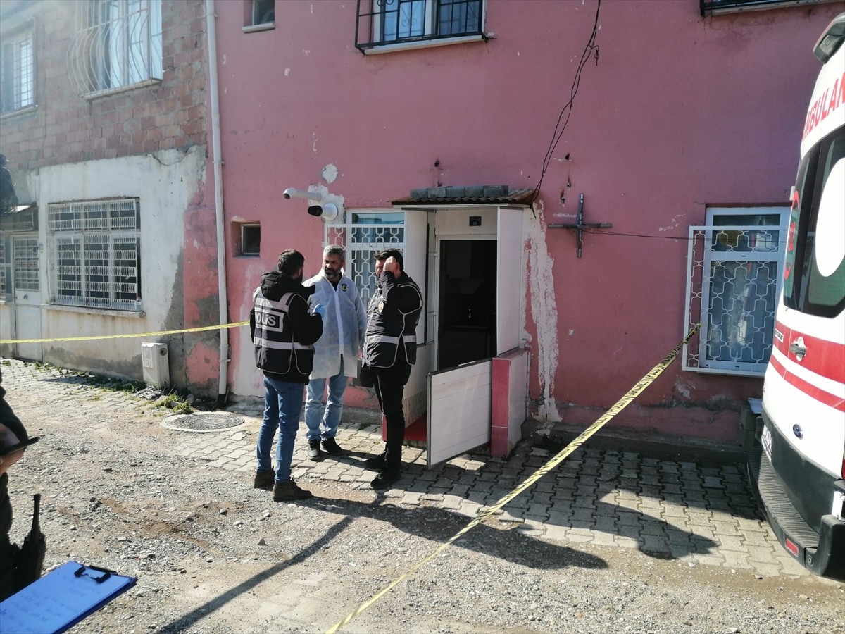 Tokat'ın Niksar ilçesinde bir kişi, tartıştığı oğlunu başına keserle vurarak öldürdü. Olay yerine...