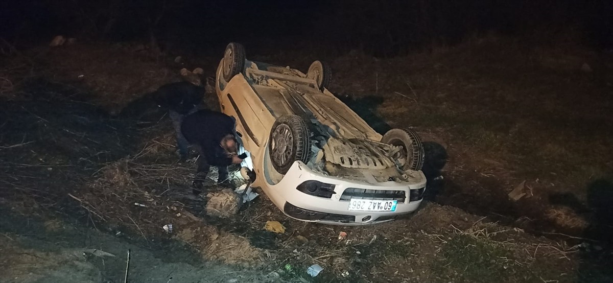 Tokat'ta otomobilin tarlaya devrilmesi sonucu 3 kişi yaralandı.