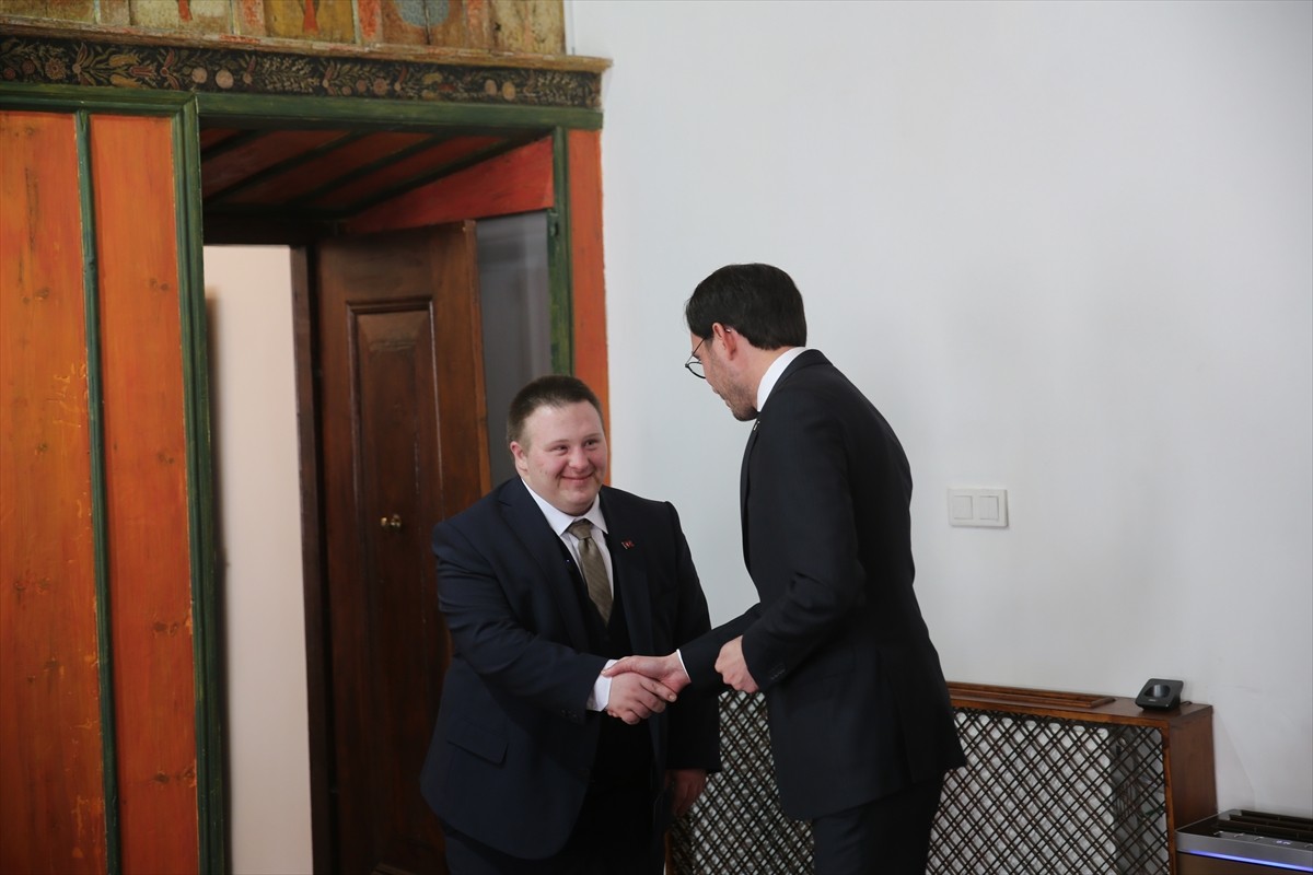 Tokat Belediye Başkanı Mehmet Kemal Yazıcıoğlu'nun (sağda) özel kalem müdürü, temsili olarak down...