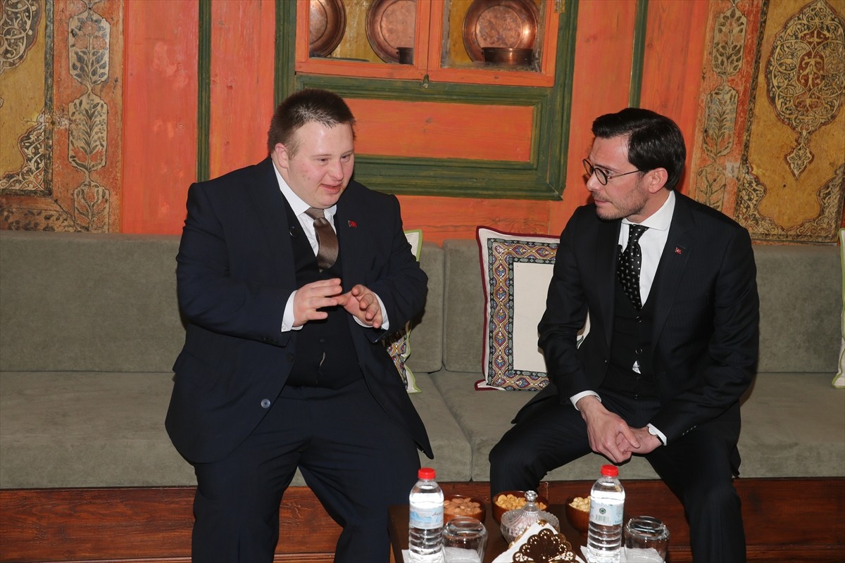 Tokat Belediye Başkanı Mehmet Kemal Yazıcıoğlu'nun (sağda) özel kalem müdürü, temsili olarak down...