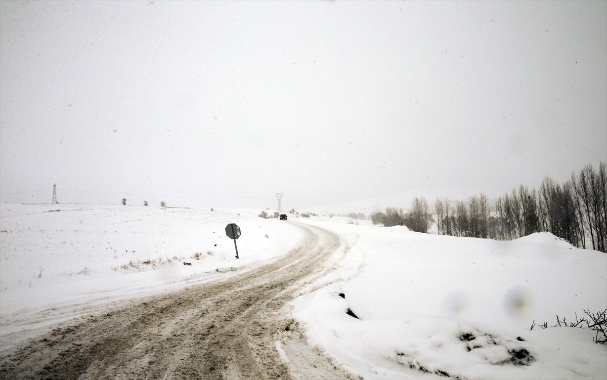 Tokat-Sivas kara yolunda kar yağışı etkili oldu. 