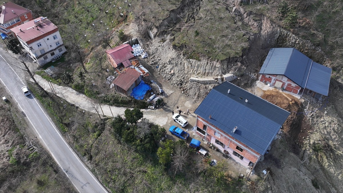  Trabzon'un Arsin ilçesinde istinat duvarının çökmesine ve bir ahırda hasar oluşmasına neden olan...