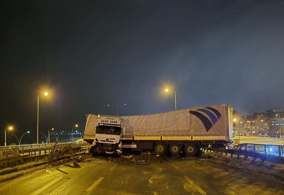 Trabzon'un Ortahisar ilçesinde 4 tır ile 3 aracın karıştığı zincirleme trafik kazasında 1 kişi...