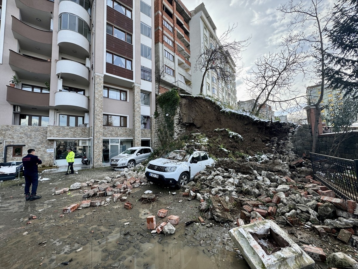 Trabzon'un Ortahisar ilçesinde bir sürücü, sitenin çöken istinat duvarının altında kalmaktan şans...