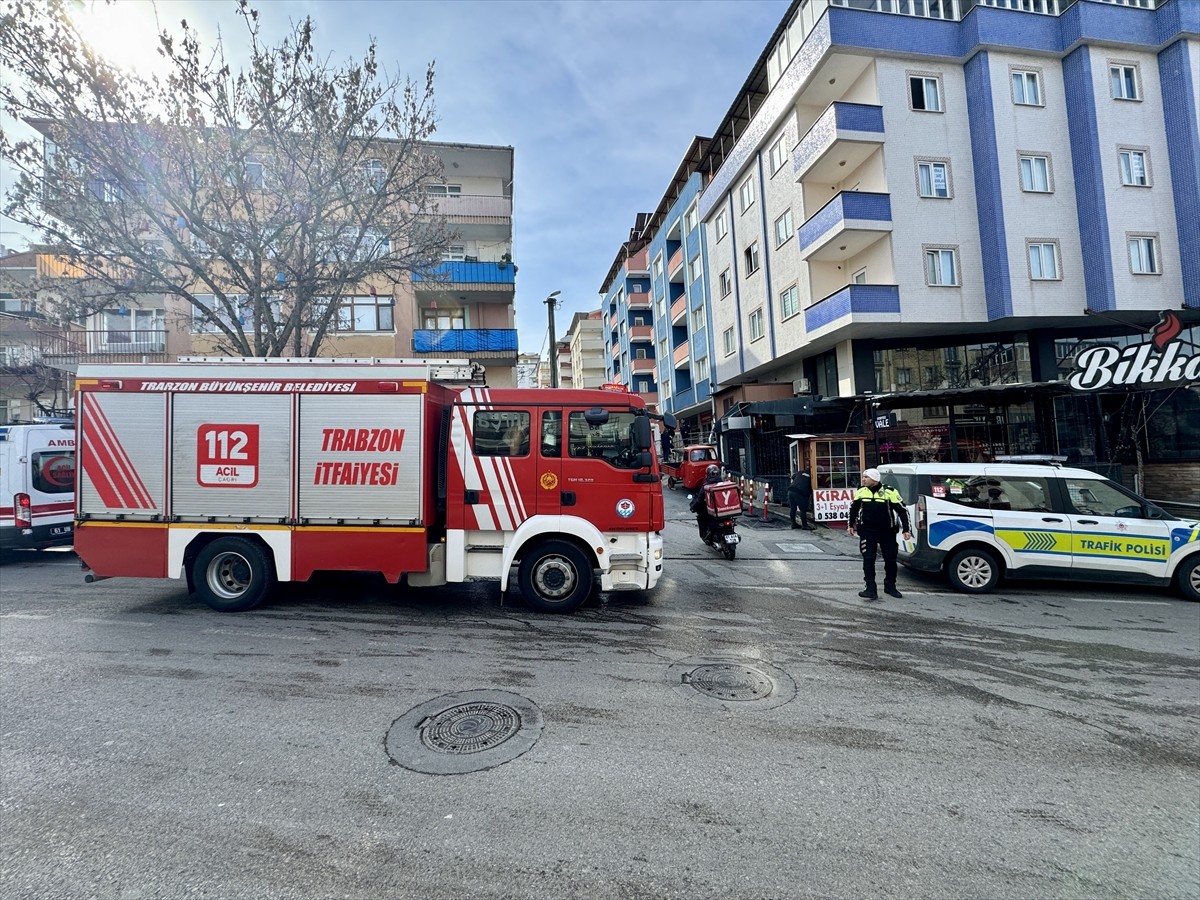 Trabzon'un Ortahisar ilçesinde evde çıkan yangında 1 kişi yaralandı. Bölgeye itfaiye, polis ve 112...