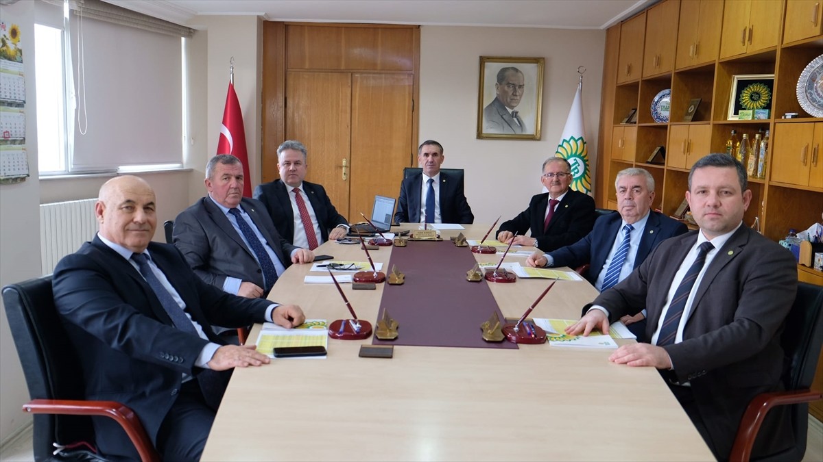 Trakya Birlik Yönetim Kurulu, Şafak Kırbiç (ortada) başkanlığında yaptığı toplantı sonrası tüm...