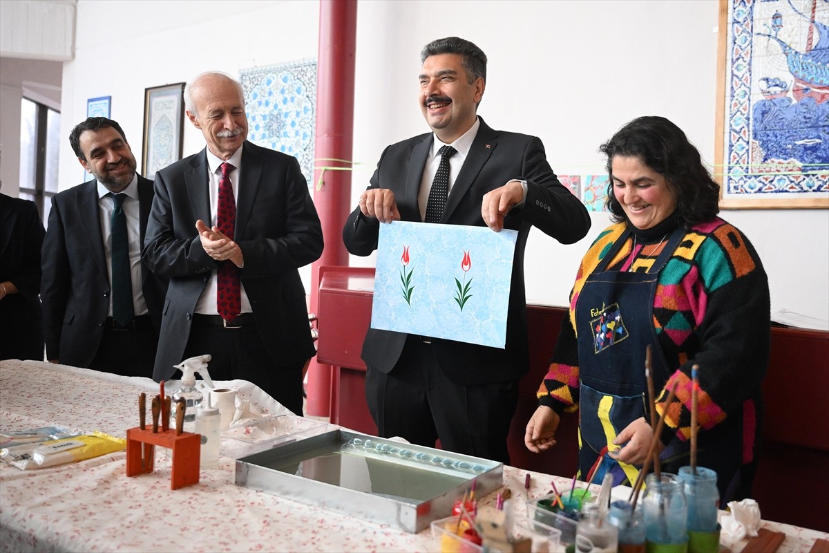 Trakya Üniversitesinde ebru sanatı uygulamasının da yer aldığı karma sanat sergisi açıldı. Açılışa...