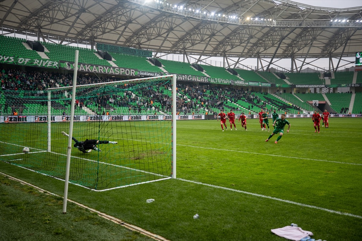 Trendyol 1. Lig'in 23. haftasında Sakaryaspor, Yeni Sakarya Atatürk Stadyumun'da Ahlatcı Çorum FK...