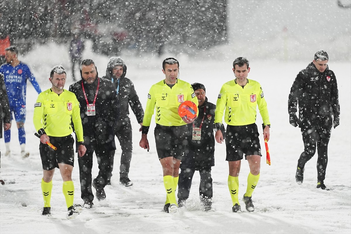 Trendyol 1. Lig'in 26. haftasında Central Hospital Ümraniyespor ile Sakaryaspor takımları Spoint...
