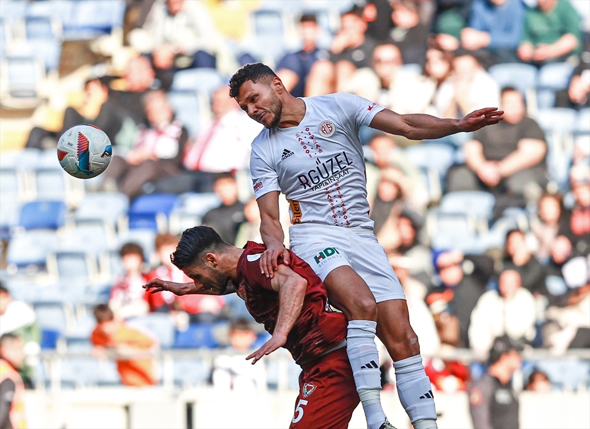 Trendyol Süper Lig'in 22. haftasında Atakaş Hatayspor ile Onvo Antalyaspor, Mersin Stadyumu'nda...