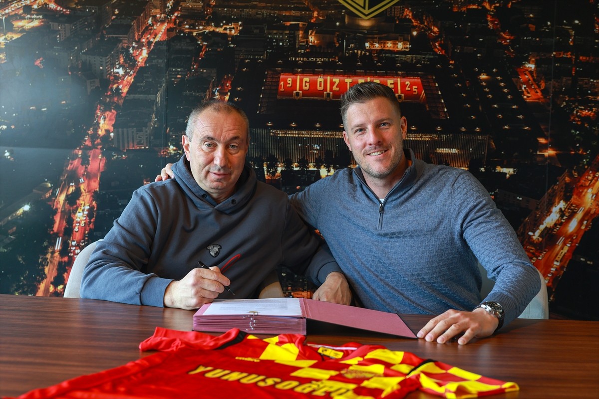 Trendyol Süper Lig ekiplerinden Göztepe, Bulgar teknik direktör Stanimir Stoilov (solda) ile 1...