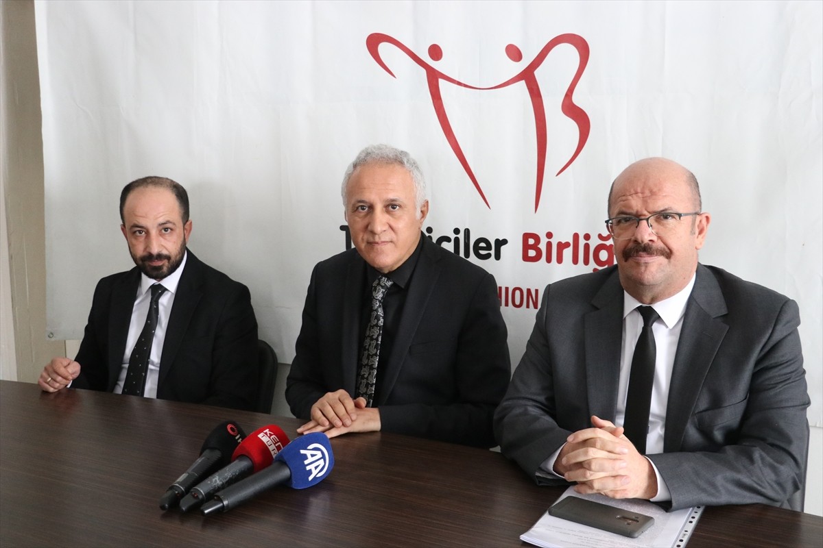 Tüketiciler Birliği Genel Başkanı Mahmut Şahin (ortada), binalarda kullanılan su depolarıyla...