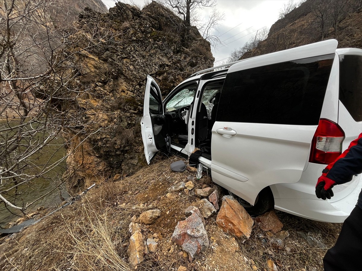 Tunceli'nin Pülümür ilçesinde, yol kenarındaki kayaya çarpan hafif ticari araçtaki 1 kişi öldü, 6...