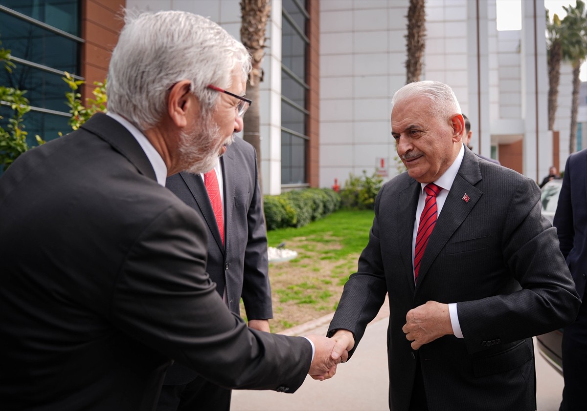 Türk Devletleri Teşkilatı (TDT) Aksakallar Konseyi Başkanı Binali Yıldırım (sağda), İzmir'in...