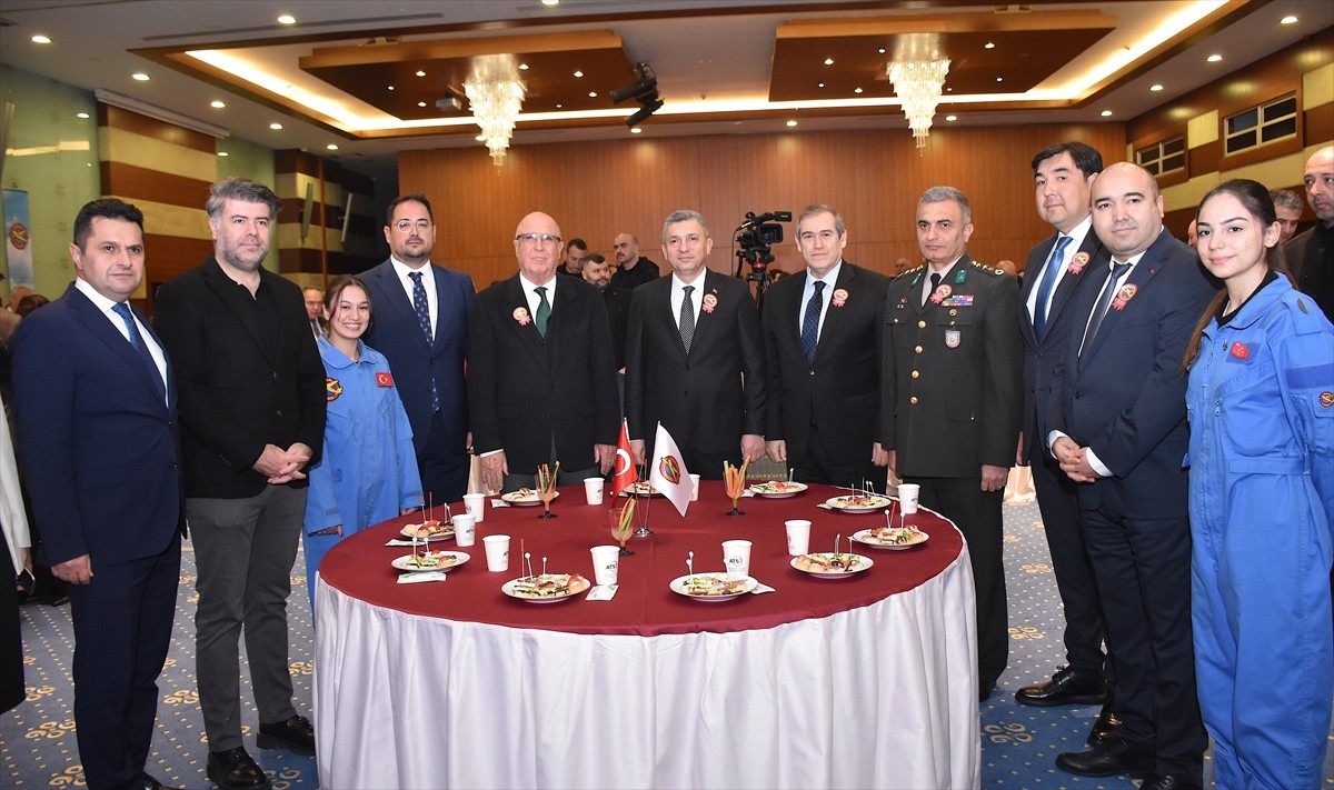 Türk Hava Kurumunun (THK) kuruluşunun 100. yılı, Antalya'da düzenlenen programla kutlandı.