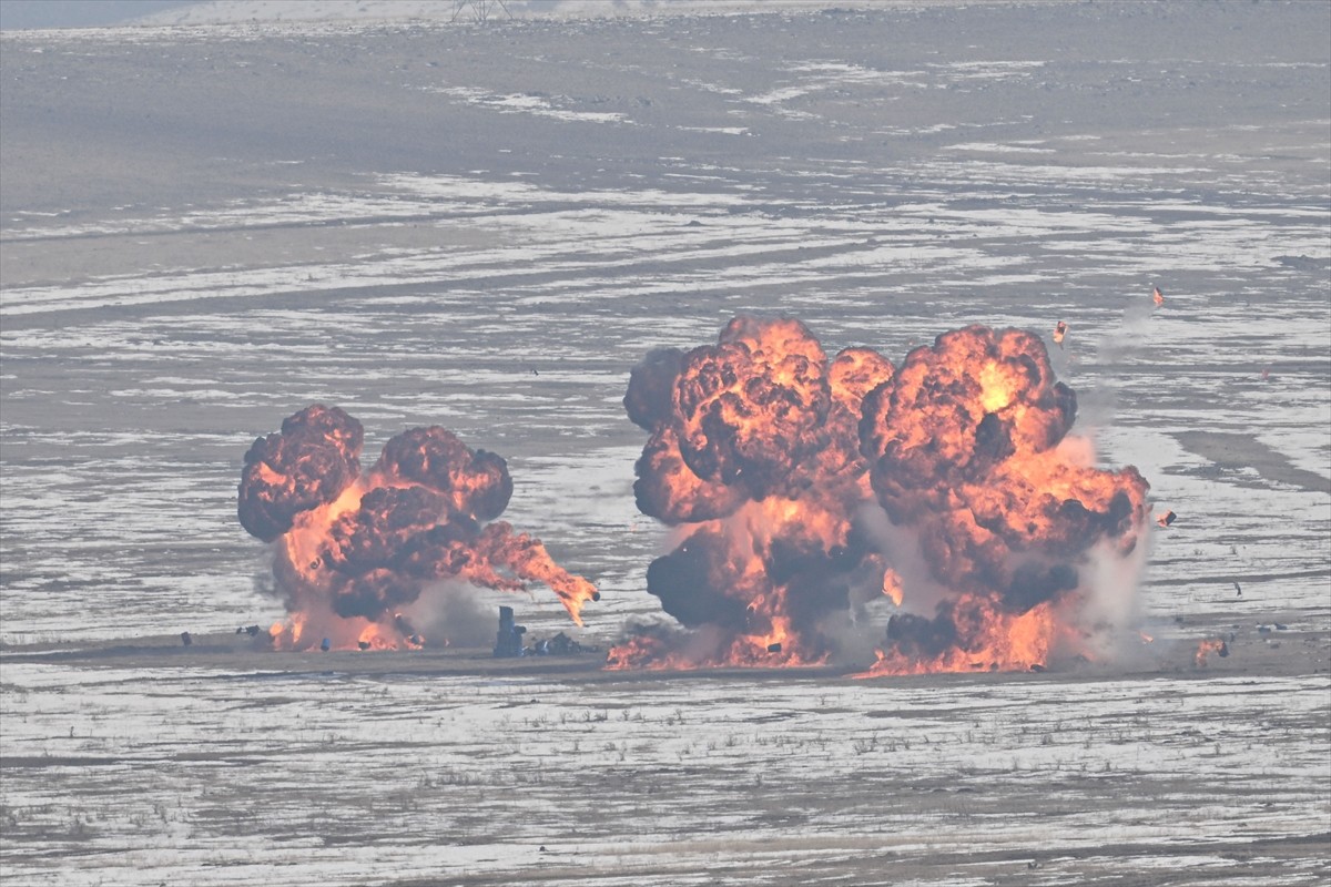 Türk Silahlı Kuvvetlerinin (TSK) Kars'ta düzenlediği kış tatbikatında hedefler tam isabetle...