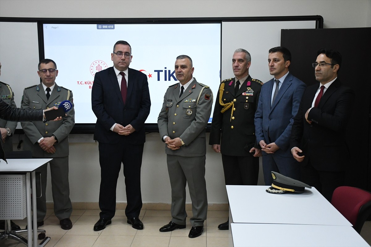 Türkçe eğitimi gören Arnavutluk Silahlı Kuvvetleri mensuplarına, Arnavutluk'un başkenti Tiran'da...