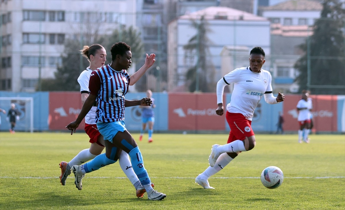 Turkcell Kadın Futbol Süper Ligi'nin 15. haftasında Trabzonspor ile Bornova Hitab Spor...