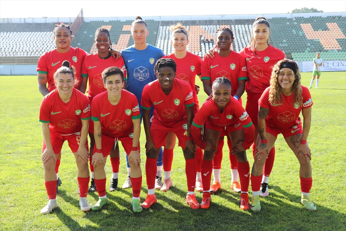 Turkcell Kadın Futbol Süper Ligi'nin 17. haftasında Ünye Kadın Spor Kulübü, Amed Sportif...