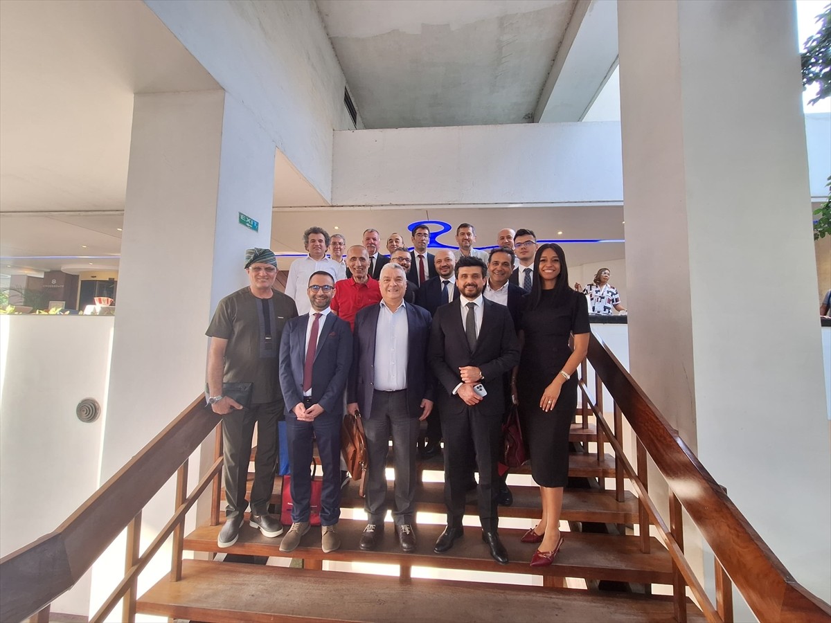 Türkiye'nin Abuja Büyükelçisi Hidayet Bayraktar (sol 3), Nijerya'nın ticari şehri Lagos'ta Türk iş...